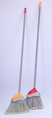 Una grande scopa ad angolo di due toni per la pavimentazione di legno e di marmo delle mattonelle