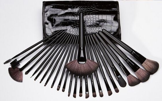 Capra sintetica cosmetica di legno nera dei set di pennelli 24PCS per le donne