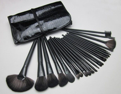 Capra sintetica cosmetica di legno nera dei set di pennelli 24PCS per le donne